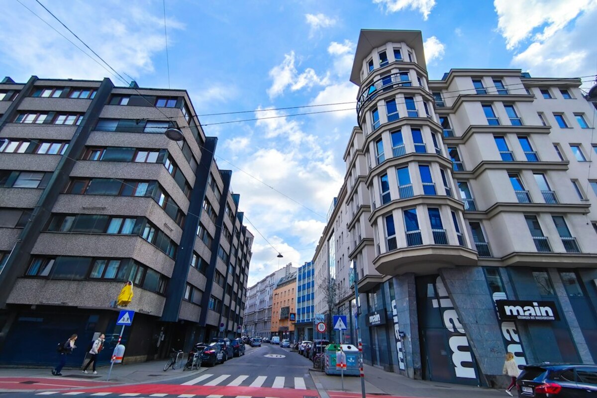 Apartment Numbers Done Right: Small Details That Save Your Parcel (and Your Nerves)