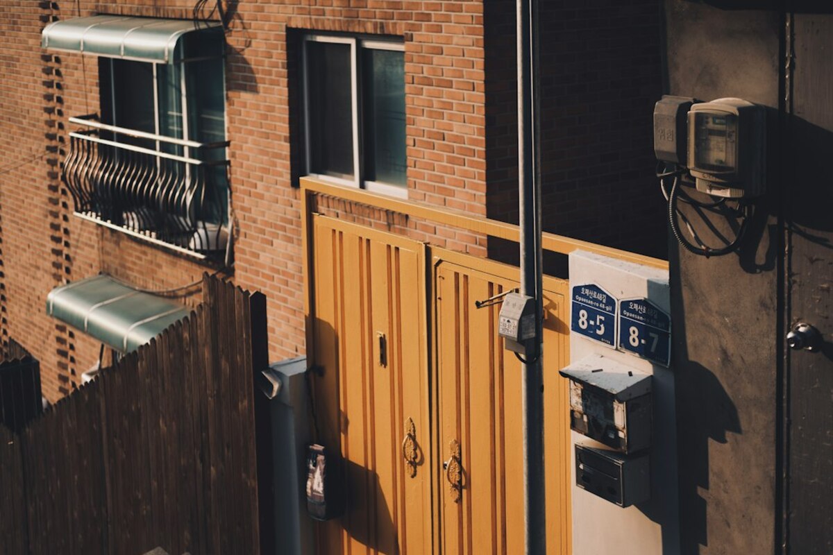 Door Code on Your Address: When It Helps, Where to Put It, and What Not to Share